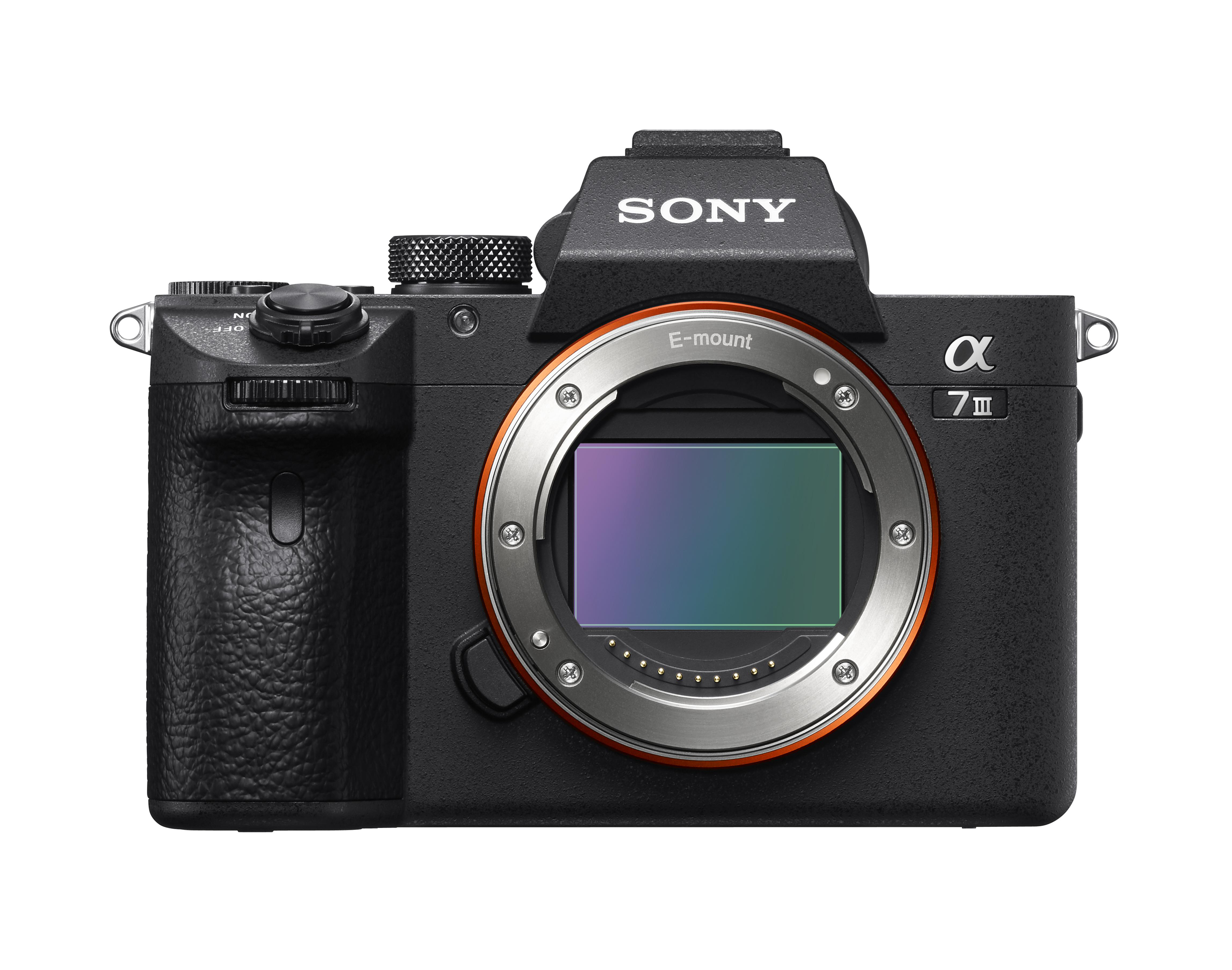 Eine schwarze Sony Kamera mit Objektiv und den Logos Sony und Alpha 7 III.