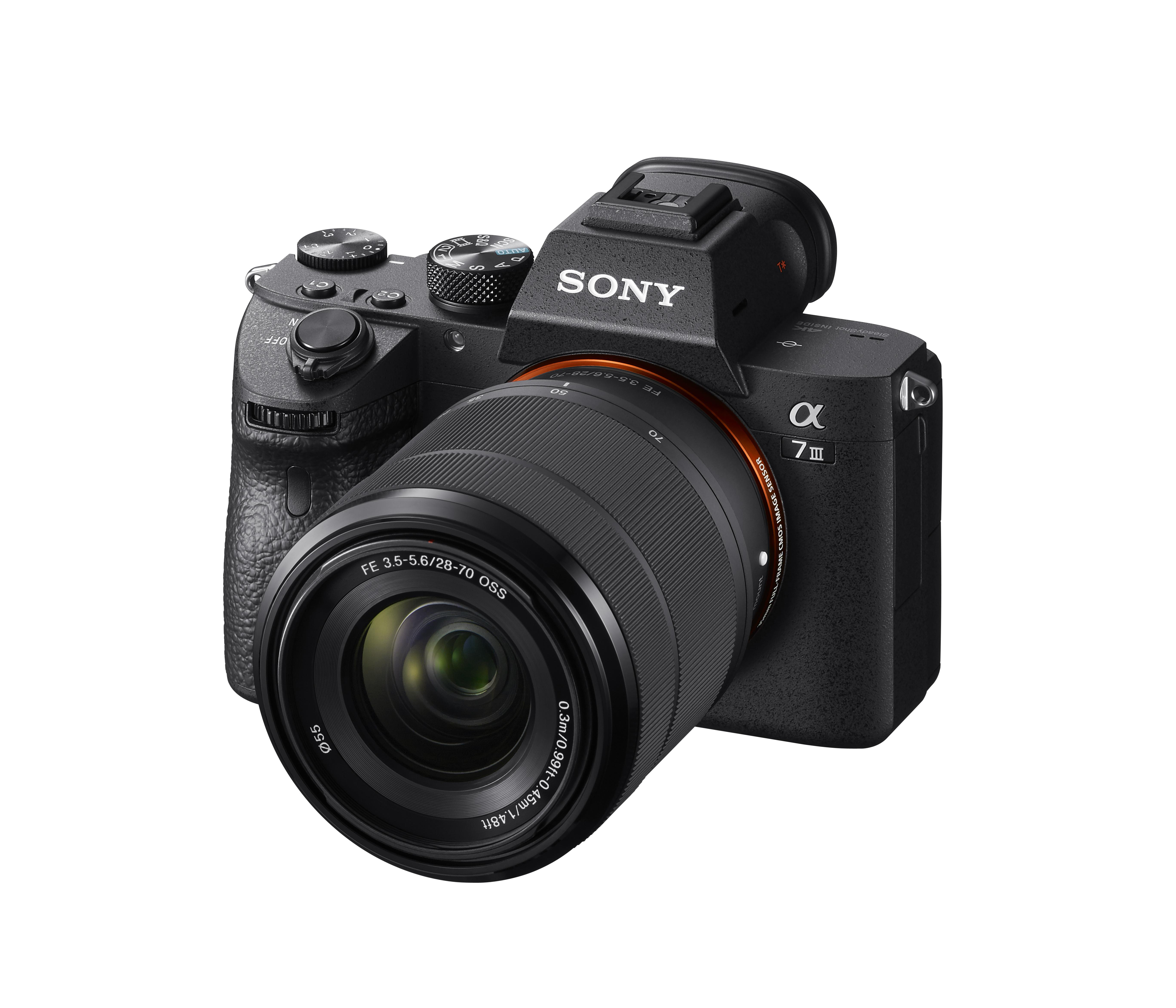 Schwarze Sony Alpha 7 III Kamera mit Objektiv, vor weißem Hintergrund.