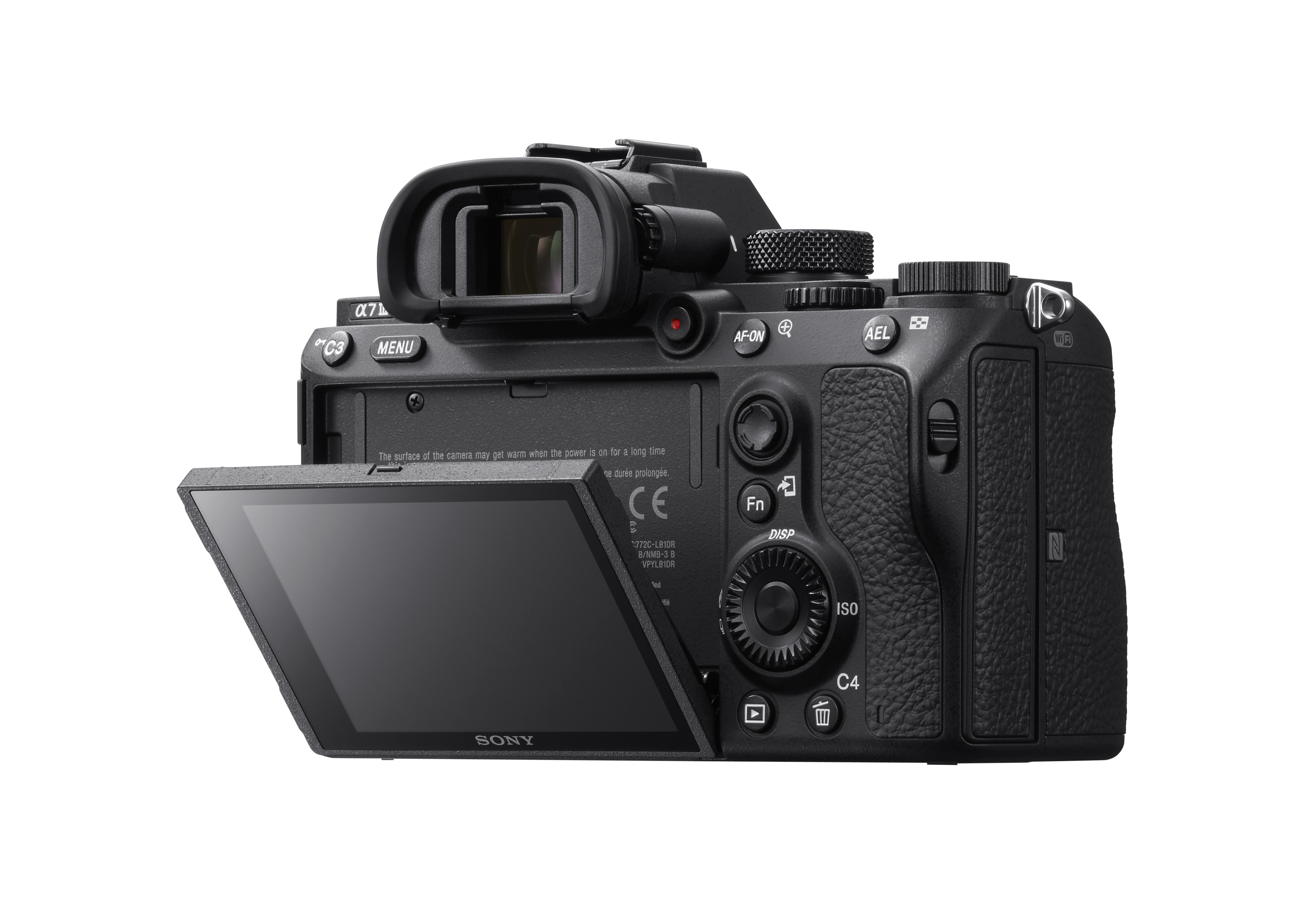 Schwarze Sony Kamera. Sie hat einen Bildschirm, der geöffnet ist und ihre Komponenten zeigt.