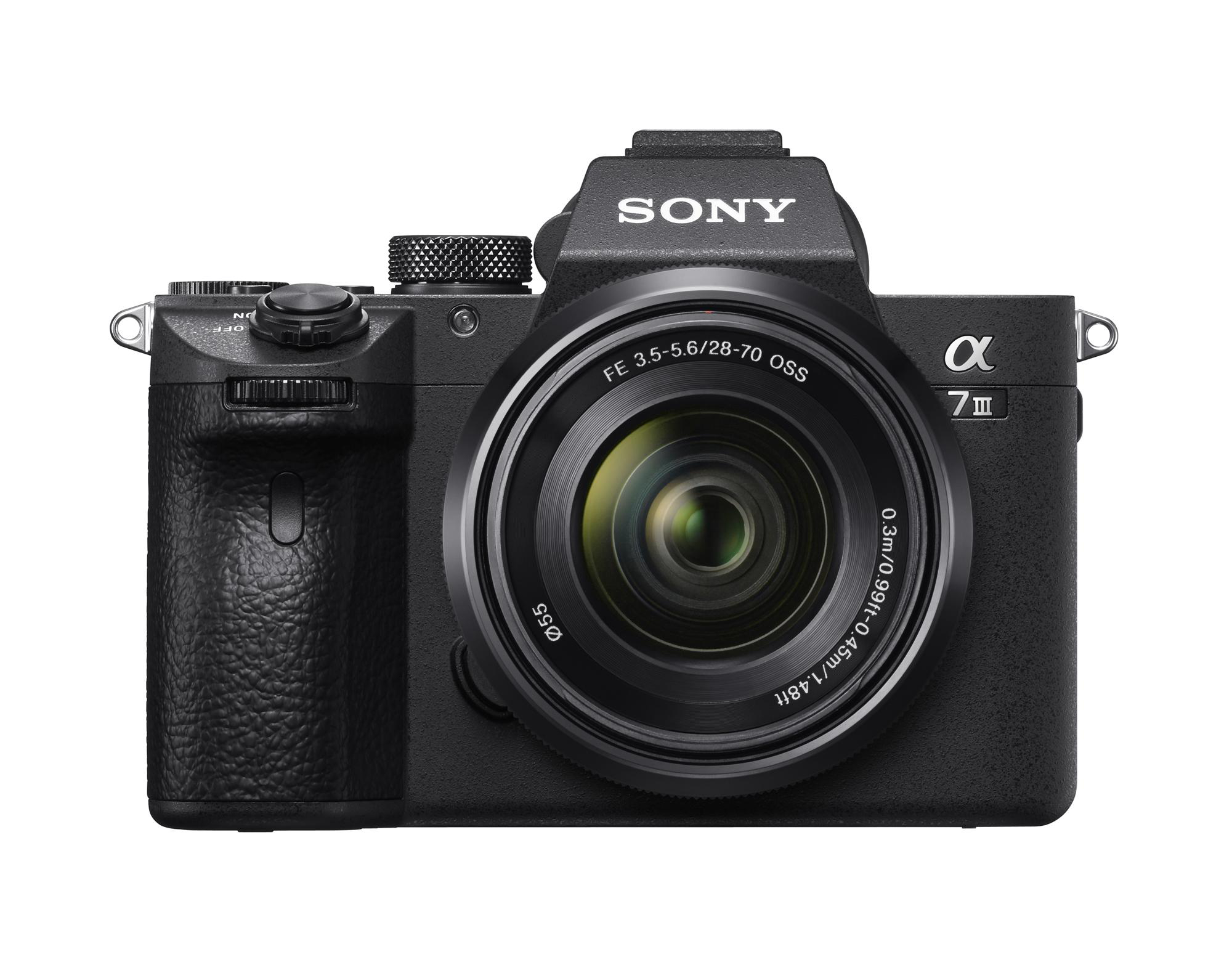 Schwarze Sony-Kamera mit Objektiv. Die Vorderseite ist schwarz. Sony steht oben.