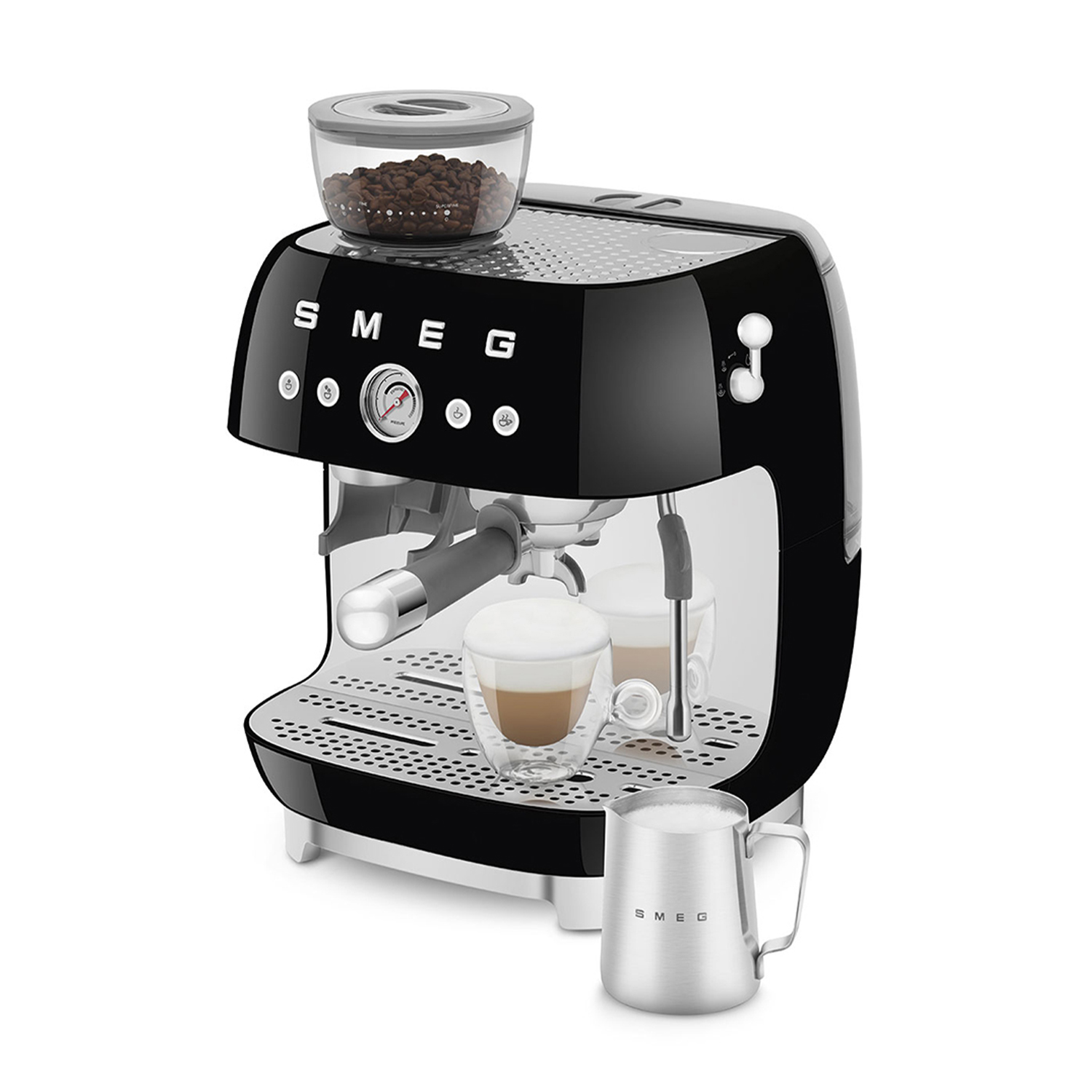 Macchina per espresso SMEG nera e argento con accessori su bianco.