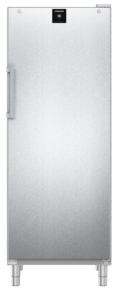 Ein hoher Kühlschrank aus Edelstahl mit Griff links und Bedienfeld oben.