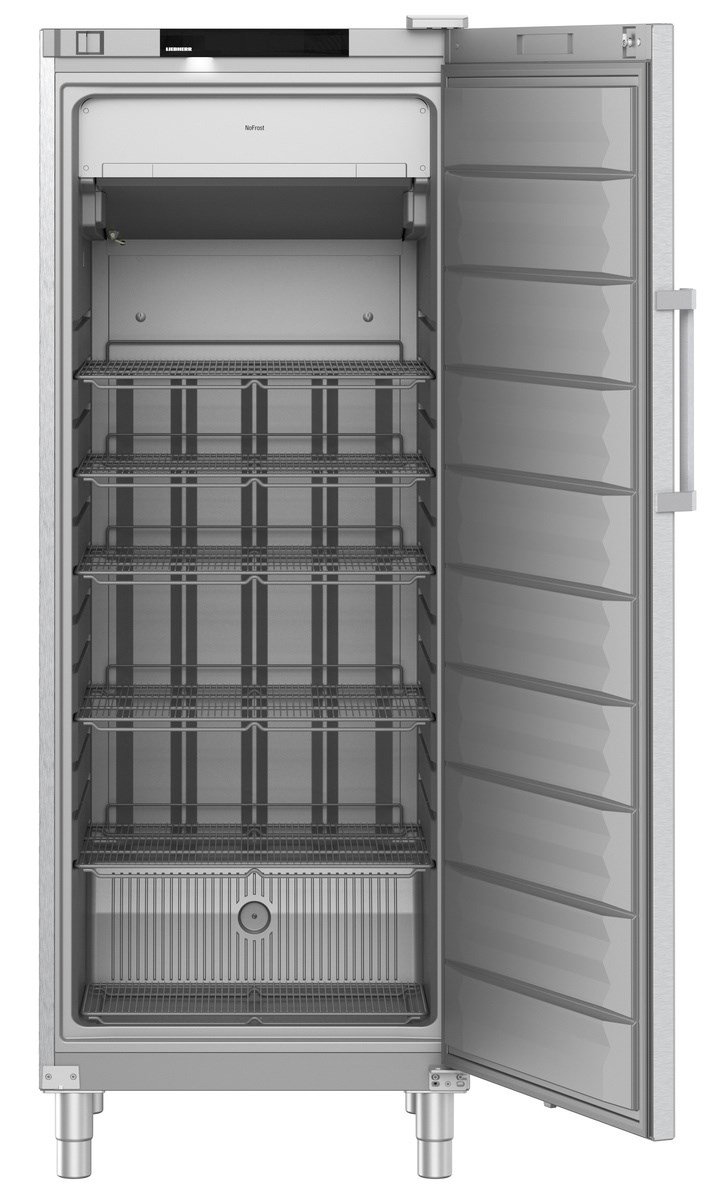 Offener Kühlschrank aus Edelstahl. Innen, mehrere Regale mit Metalldrahtgestellen. Tür rechts.