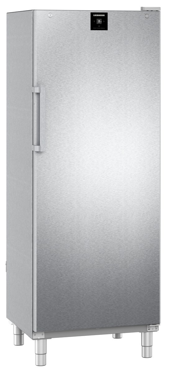 Ein Kühlschrank aus Edelstahl mit Griff auf der linken Seite, stehend auf silbernen Beinen.