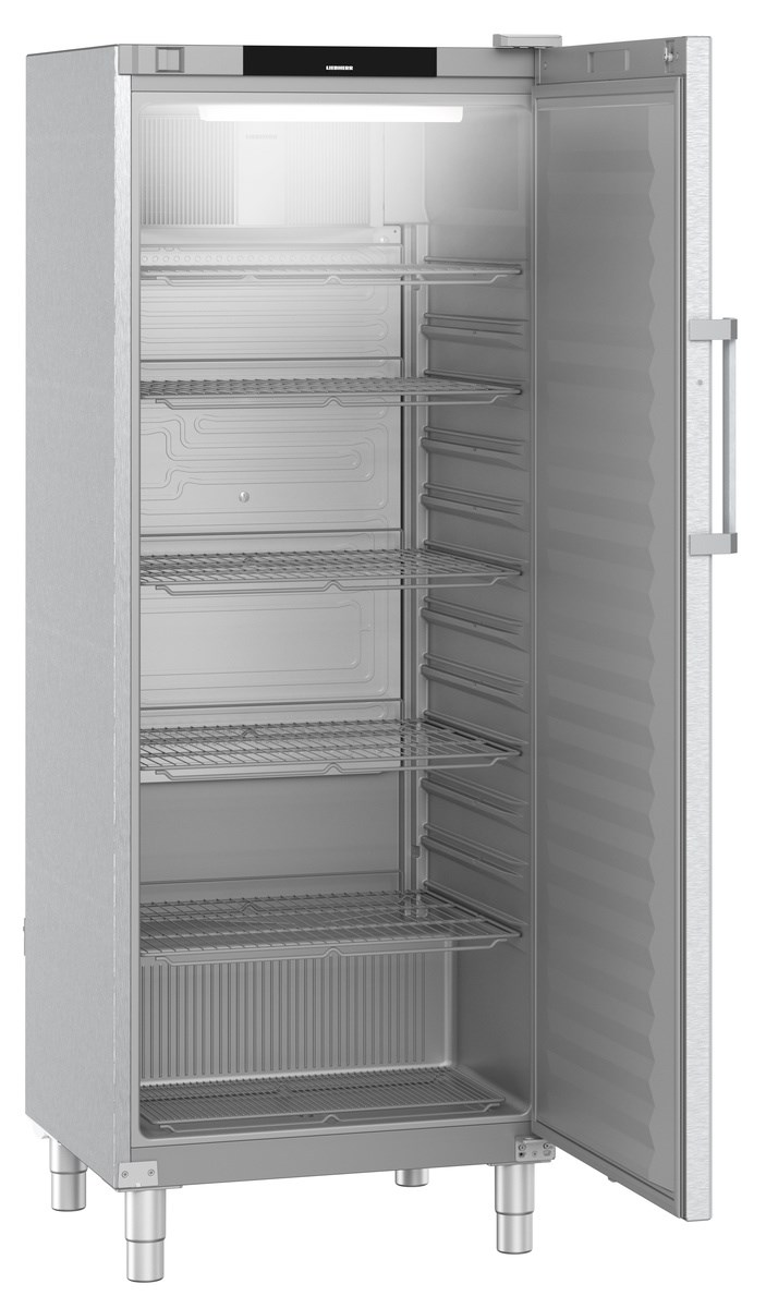 Liebherr-Kühlschrank aus Edelstahl mit offener Tür, zeigt Regale und Innenraum.