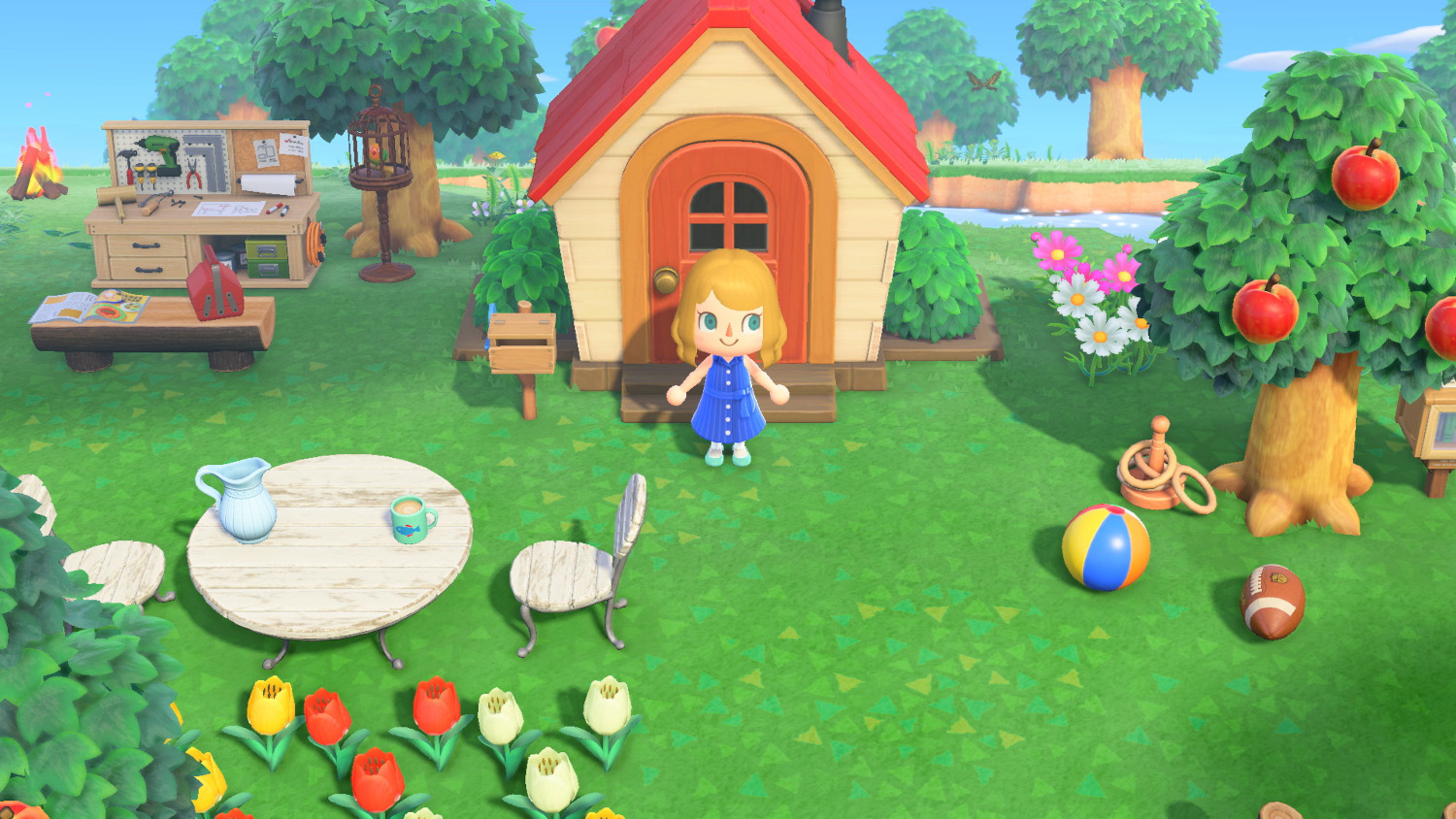 Scène d'Animal Crossing : un personnage devant une maison, des arbres et des fleurs.