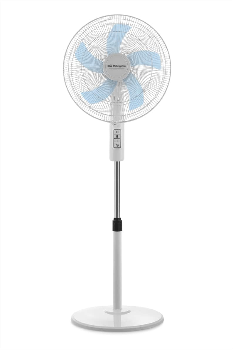 Un ventilador de pie blanco con un cabezal de ventilador con aspas azules y botones de control.