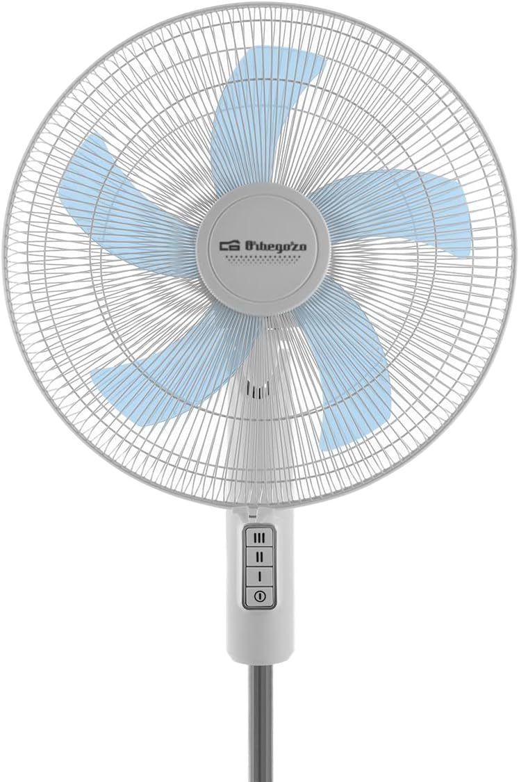Ventilador de pie blanco con aspas azules. Botones de control en el poste.