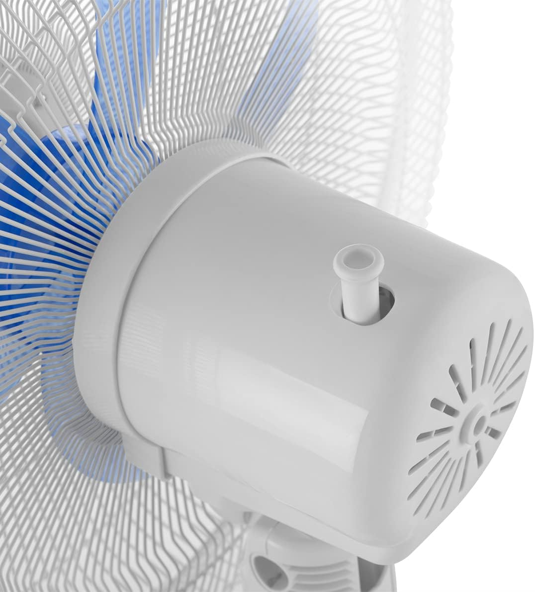 Primer plano de un motor de ventilador blanco con una aspa azul.