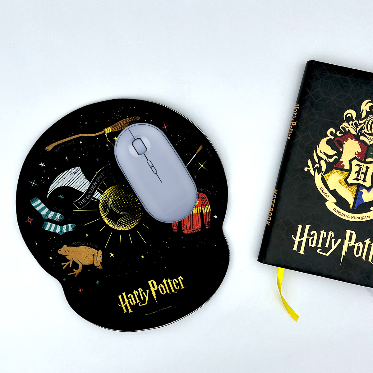 Alfombrilla de ratón temática de Harry Potter y un libro. Alfombrilla negra con imágenes. Libro negro, texto dorado.