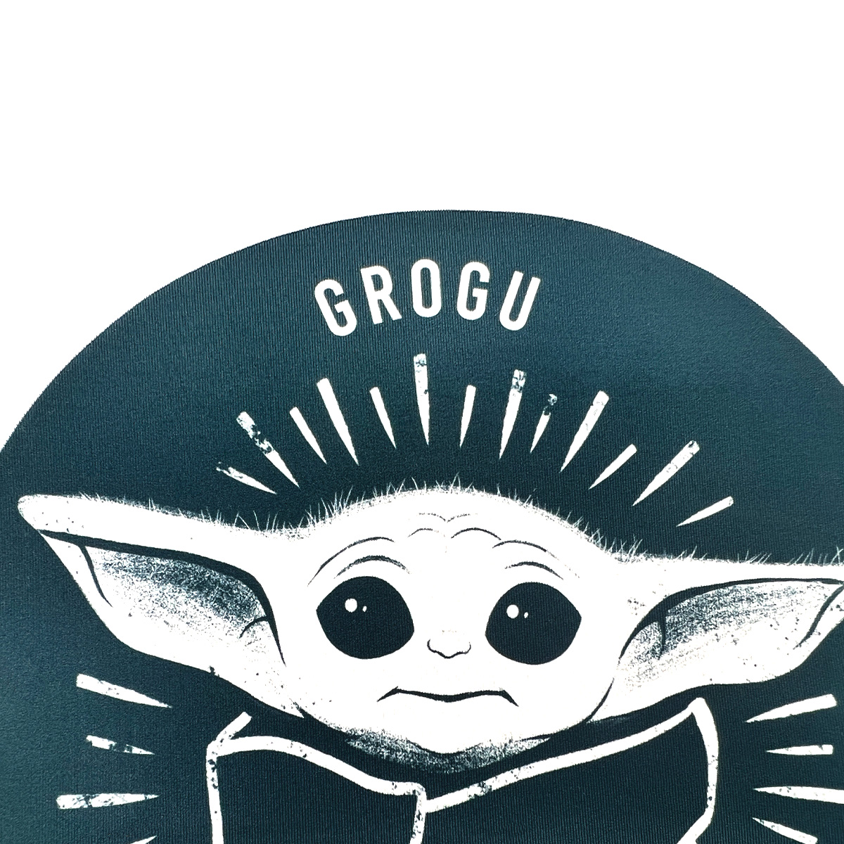 Grogu de Star Wars, con el nombre GROGU encima. Está mirando hacia arriba, rodeado de líneas.