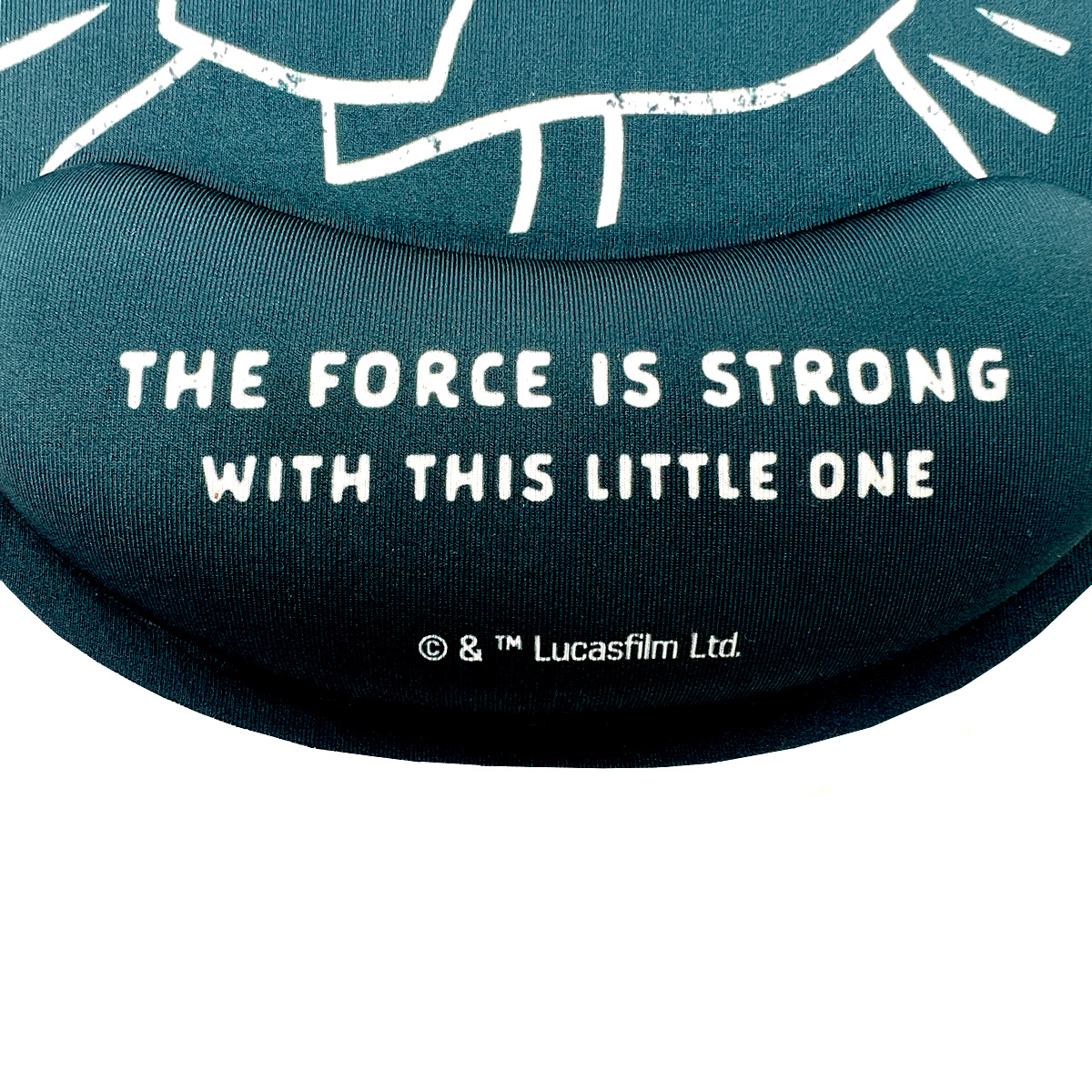 Una alfombrilla de ratón temática de Star Wars con el texto "THE FORCE IS STRONG WITH THIS LITTLE ONE".