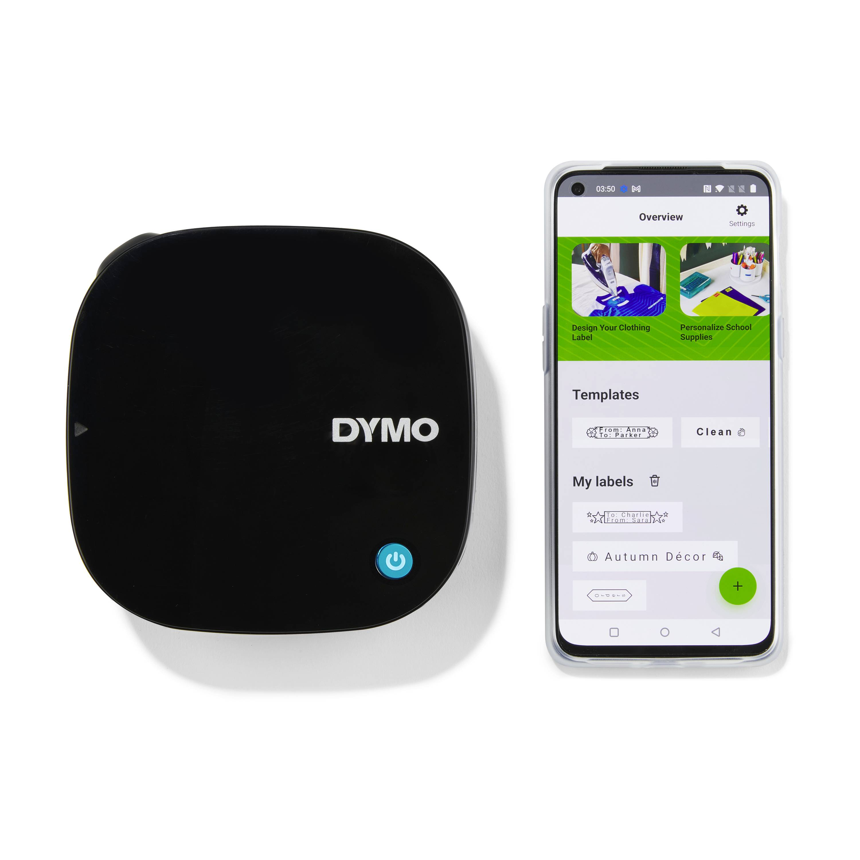 Etiquetadora DYMO negra con botón de encendido verde y teléfono con opciones de etiquetas.