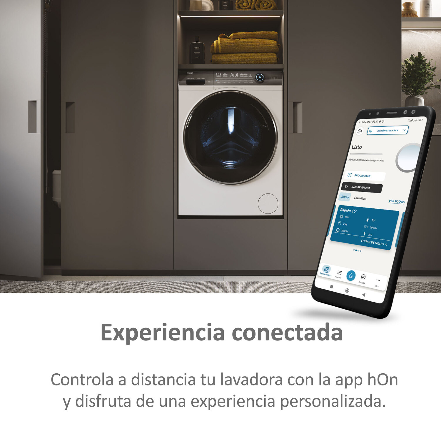 Una lavadora blanca moderna y un teléfono inteligente que muestra la interfaz de una aplicación de lavado.