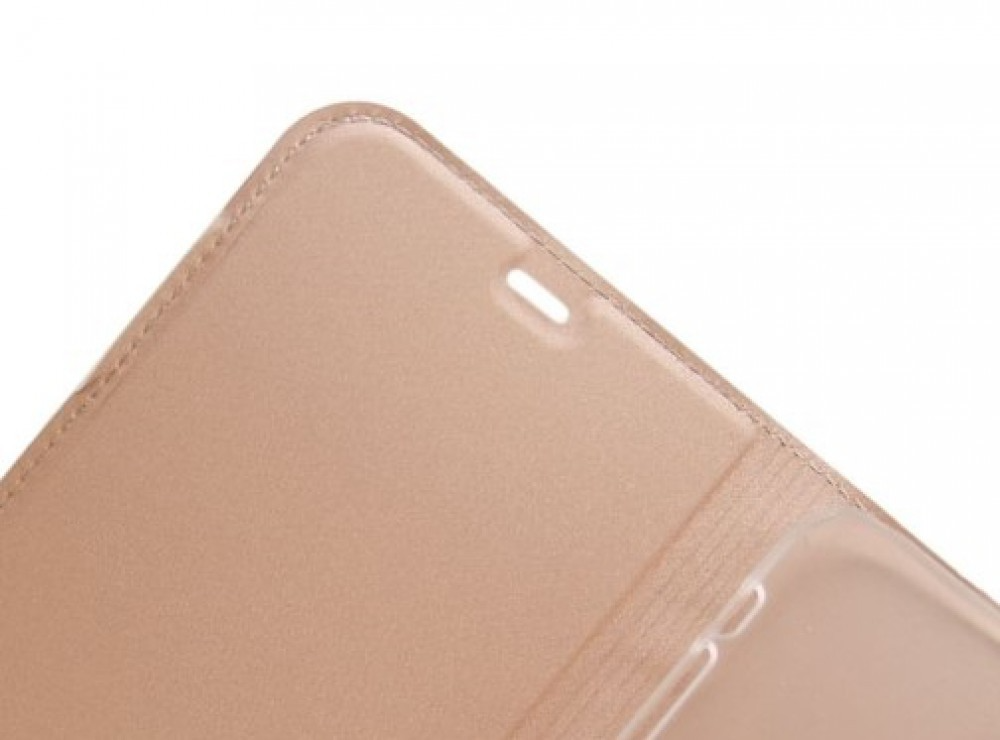 Közelkép egy világosbarna telefontokról. A sarok nyitott. Varrás a széleken.