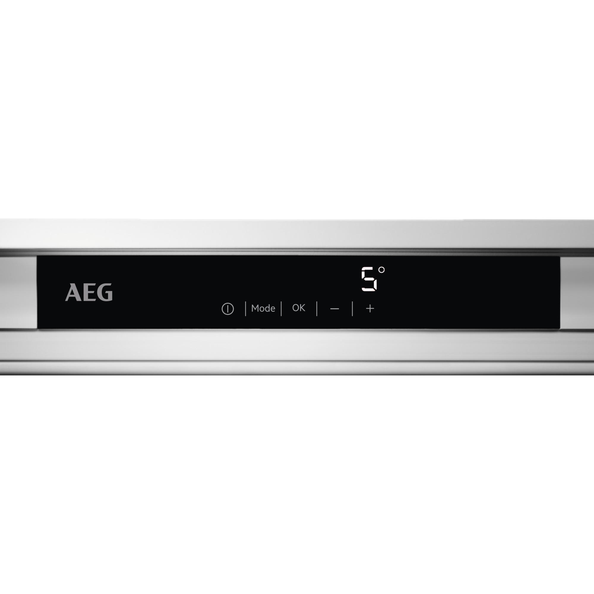 Nahaufnahme eines Panels mit dem AEG-Logo und Temperaturanzeige.