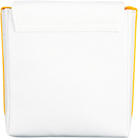 Biała torba z klapką, żółte wykończenie. Klapa jest zamknięta. Tło jest gładkie.