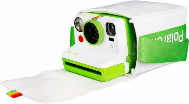 Biało-zielony aparat Polaroid w białym etui, z tęczowym paskiem.