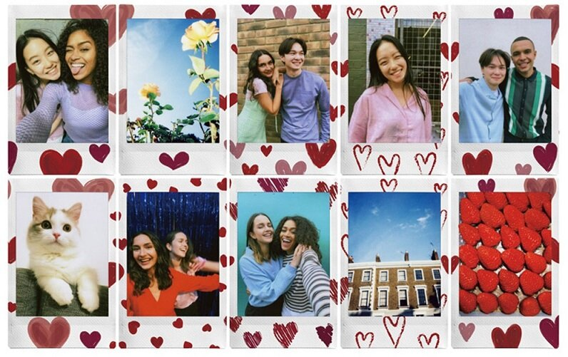 Ułożono dziesięć zdjęć w stylu polaroid. Każde ma obramowanie w kształcie serca i przedstawia ludzi, kota i truskawki.