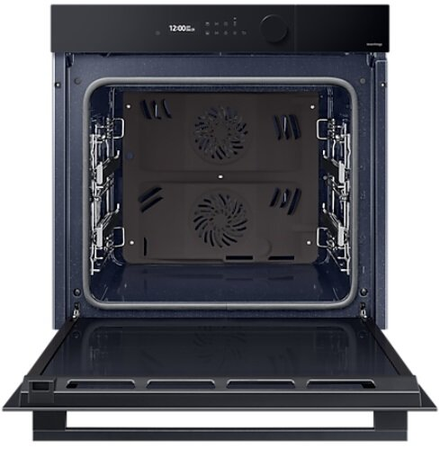 Otwarty piekarnik z włączonym oświetleniem wewnętrznym, z panelem sterowania na górze.