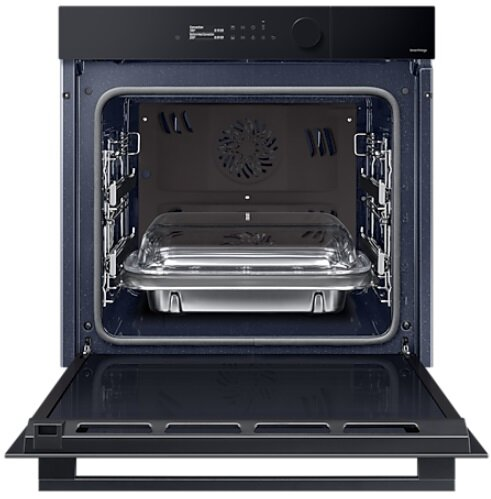 Piekarnik jest otwarty, z tacką w środku. Ma ciemny kolor.