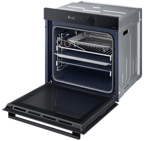Otwarty piekarnik z otwartymi drzwiami, taca w środku, czarne wnętrze, czarne obudowa.
