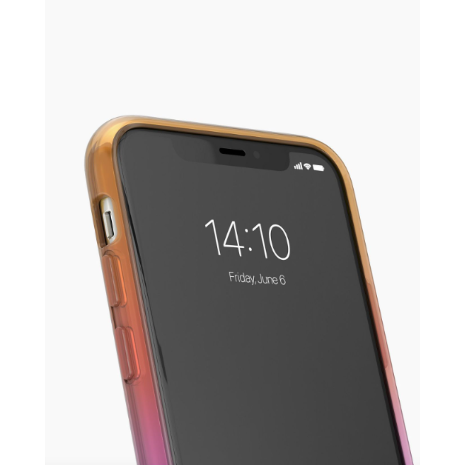 Close-up van een telefoon met een kleurrijke hoes. Het scherm toont de tijd en datum.