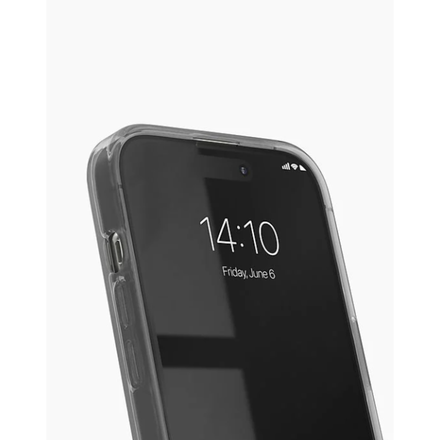 Gros plan d'un smartphone avec une coque transparente. L'écran affiche l'heure et la date. Fond noir.