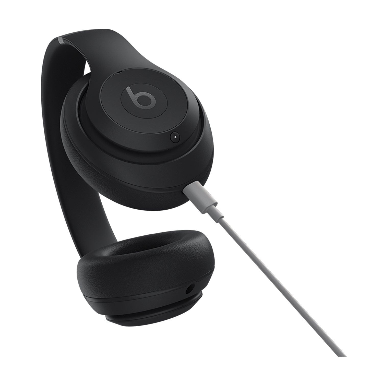 Cuffie Beats nere con cavo grigio collegato, su sfondo bianco.