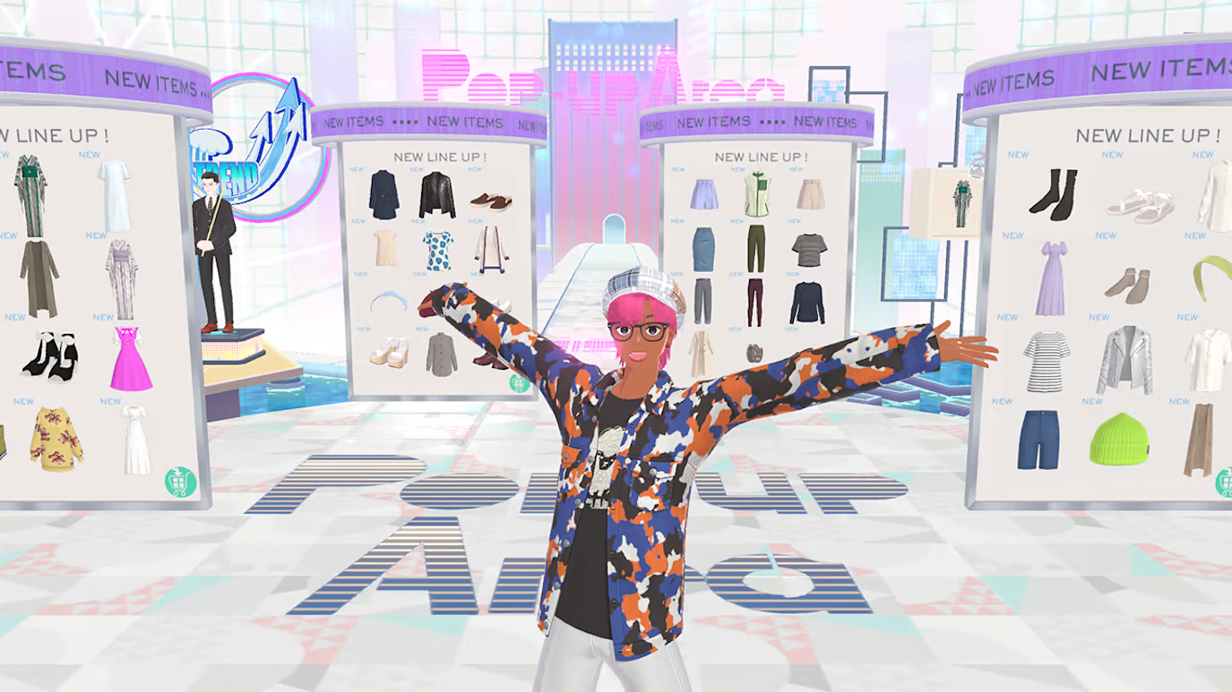 Une personne aux cheveux roses pose dans une zone de mode virtuelle avec des présentoirs de vêtements.