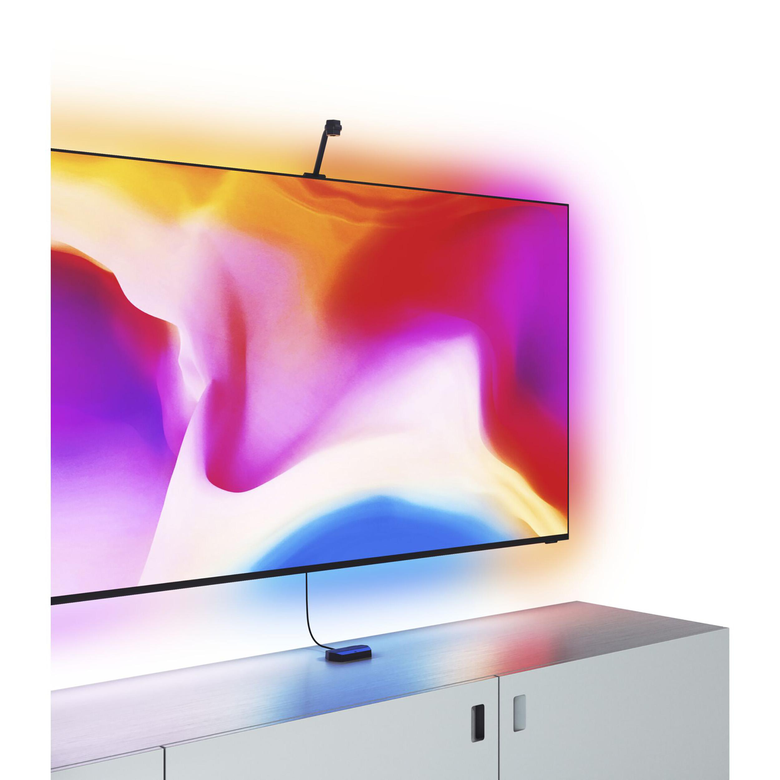 Fernseher mit farbenfroher Umgebungsbeleuchtung und einem kleinen Steuermodul.