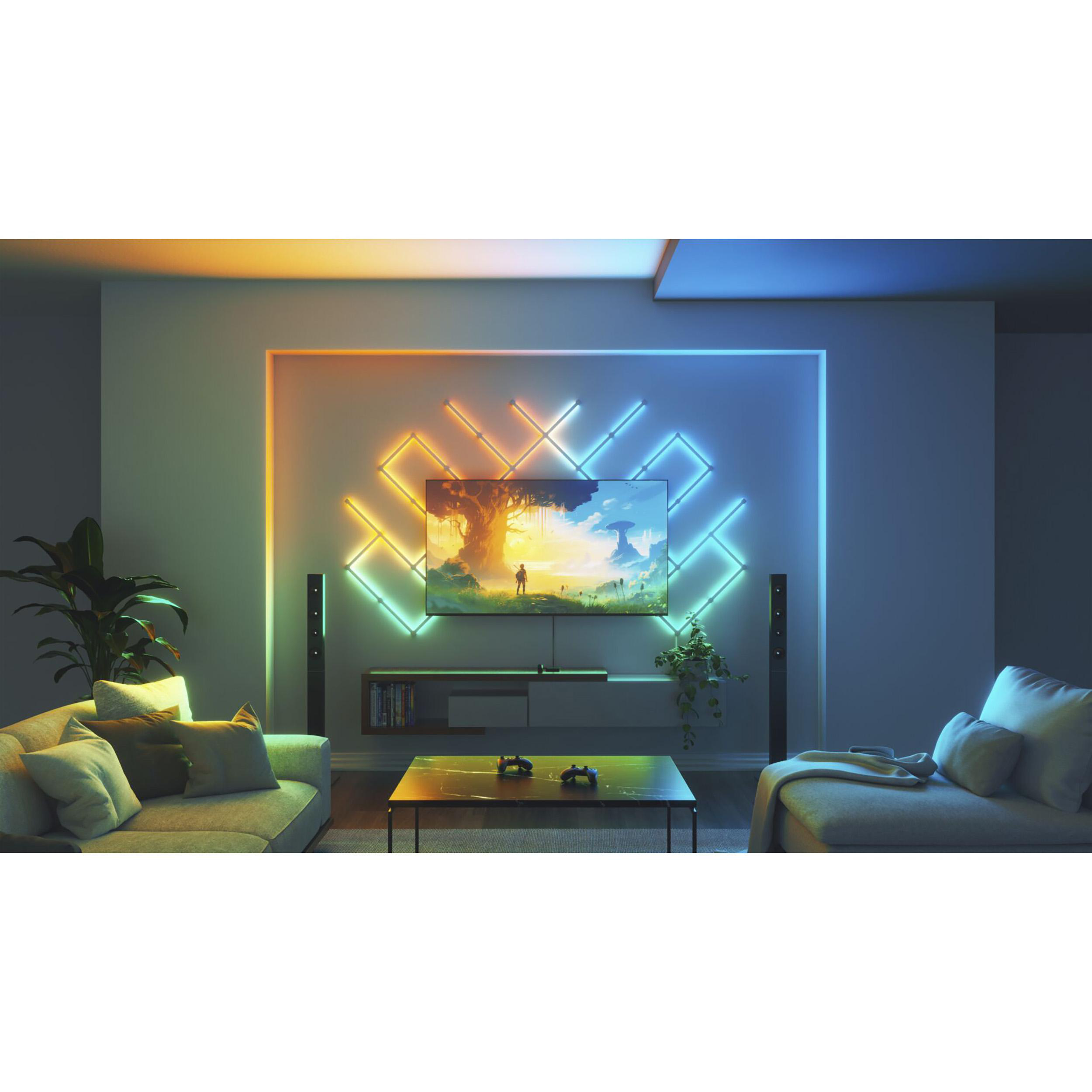 Wohnzimmer-Setup. Fernseher an der Wand mit Neonlichtern, Sofa und Pflanzen.
