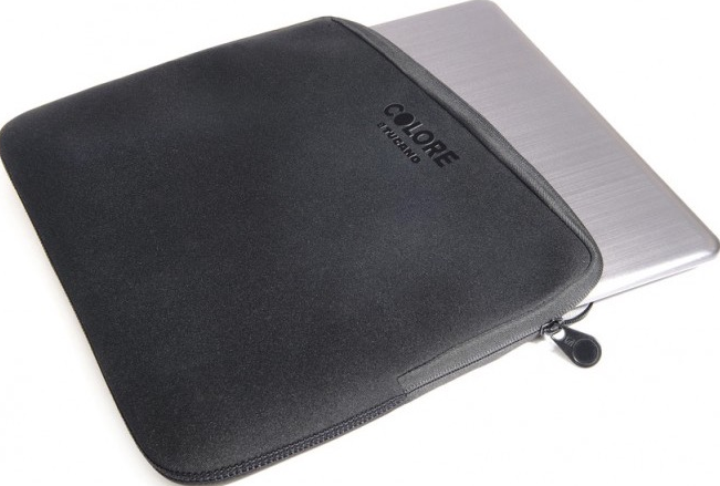 Un ordinateur portable noir dans une housse noire zippée avec le mot Colore.