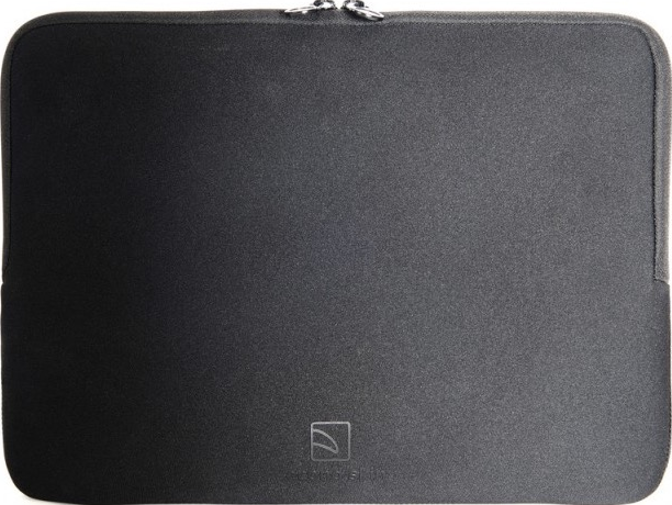 Housse noire pour ordinateur portable. La housse est plate et possède une fermeture éclair. Le fond est blanc.
