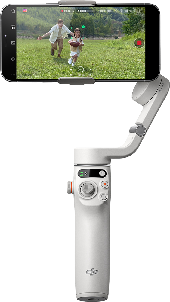 DJI Osmo Mobile gimbal met telefoon die vader en kind filmt. Groene veld achtergrond.