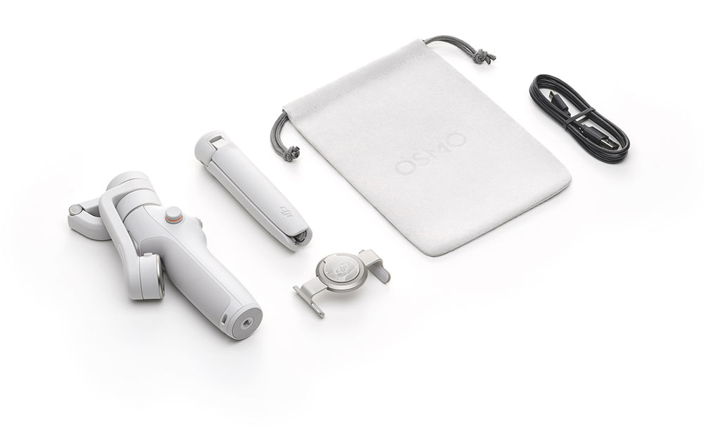 Witte DJI Osmo mobiele apparaatset met stabilisator, handvat, etui en kabel op witte ondergrond.