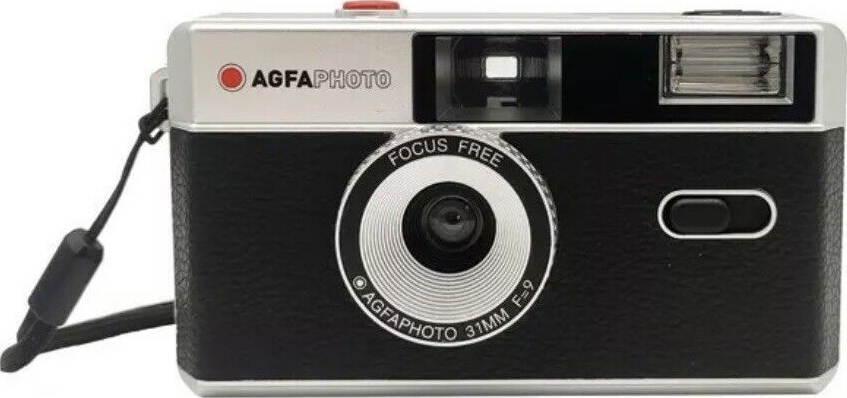 Schwarz-silberne AgfaPhoto Focus Free Kamera mit schwarzem Riemen, isoliert auf Weiß.