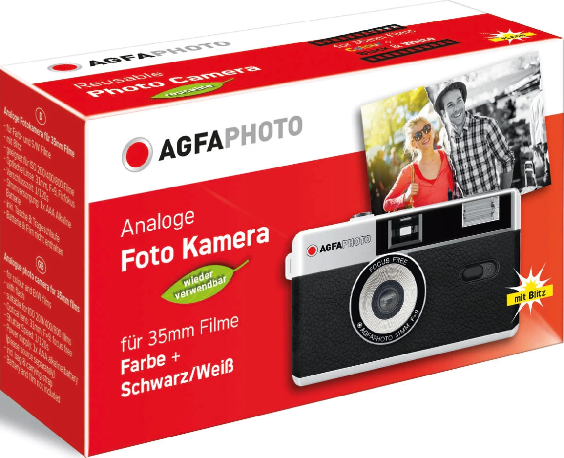 Karton der AgfaPhoto wiederverwendbaren Kamera. Zeigt ein Kamera-Bild und Personen beim Fotografieren.