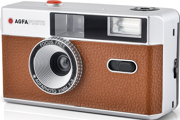 Silberne Agfa Fotokamera mit braunem Ledergriff und Objektiv. Focus Free steht darauf.