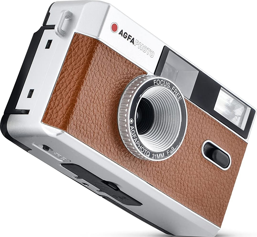 Retro-Kamera mit braunem Kunstleder, silbernen Akzenten und einem Fokus-freien Objektiv. AGFA PHOTO ist sichtbar.