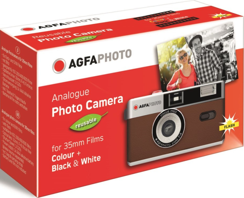 Schachtel der wiederverwendbaren AGFA Photo Kamera. Braune Kamera Grafik vorne mit Foto von Menschen. Rote und weiße Box.
