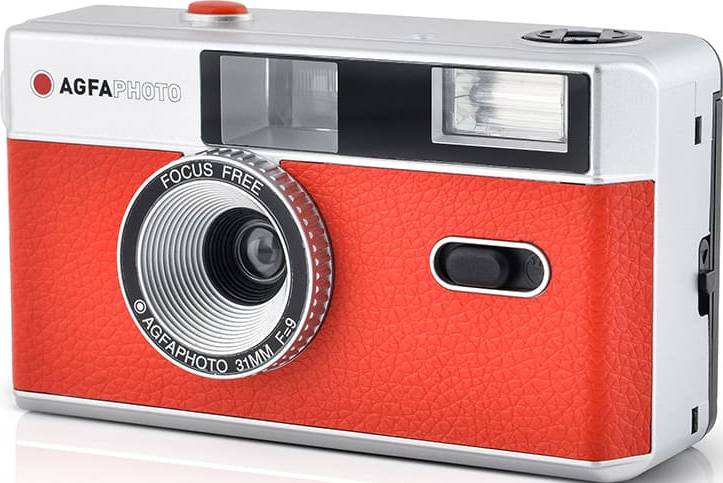Eine rot-silberne AgfaPhoto-Kamera mit strukturierter Vorderseite. Focus Free ist darauf geschrieben.