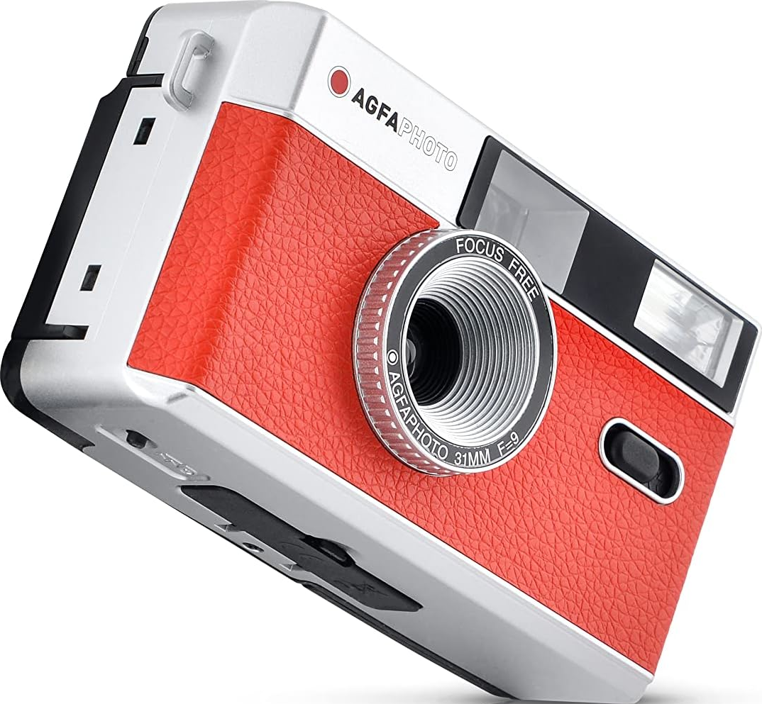 Rote und silberne Agfa-Fotokamera. Sie hat ein Objektiv und einen Blitz.