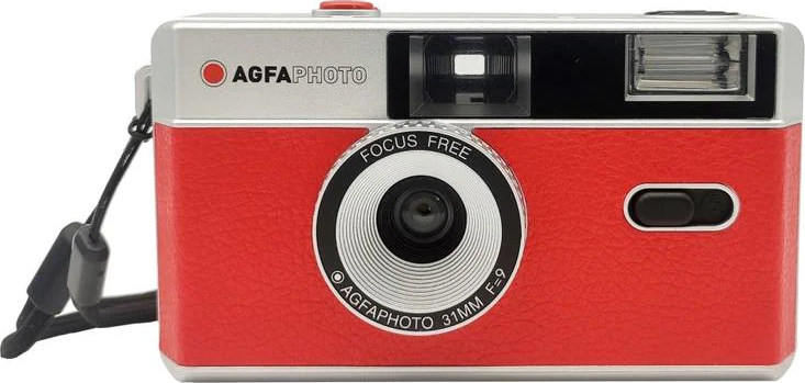 Eine rote und silberne Retro-Kamera mit einem Gurt. Das Objektiv ist zentriert.
