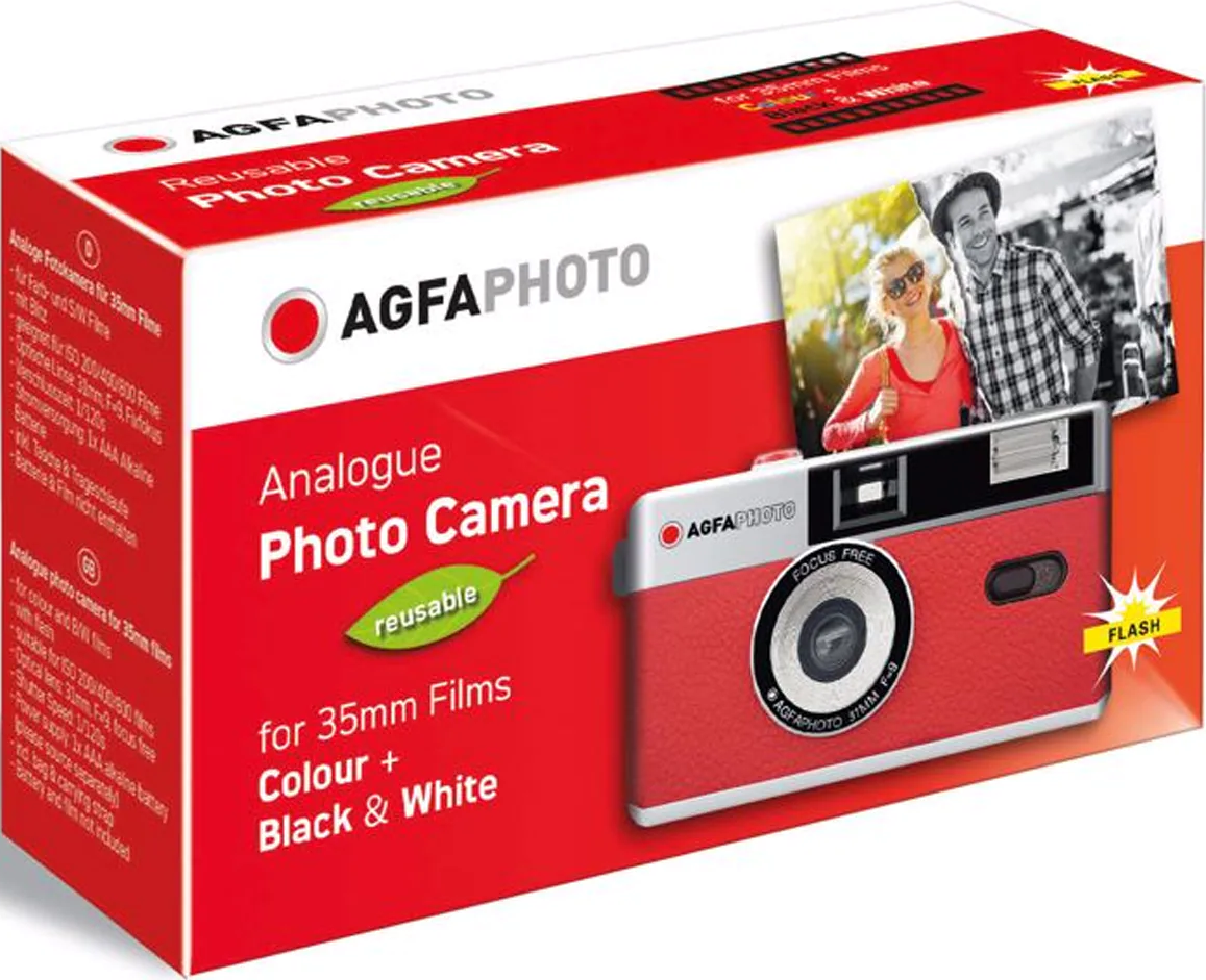 Rote und weiße Schachtel einer roten AgfaPhoto wiederverwendbaren analogen Kamera und ein Foto.