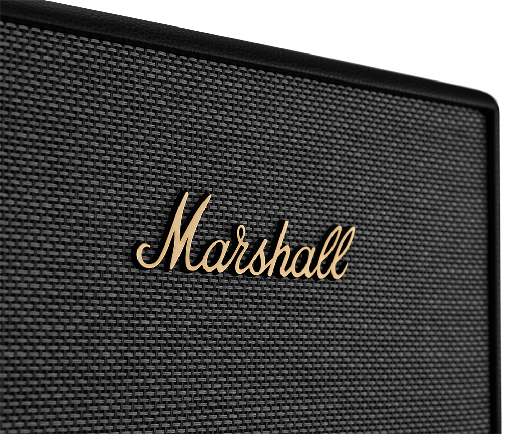 Close-up van een Marshall-luidspreker met een gouden "Marshall"-logo op een gestructureerd zwart oppervlak.