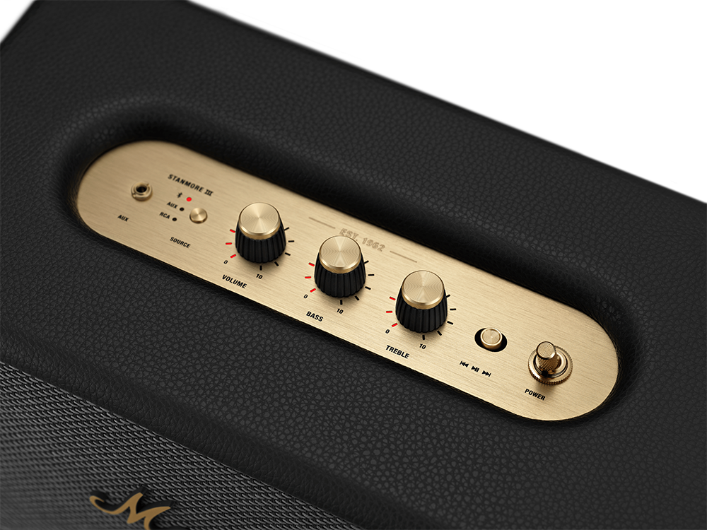Close-up van een Marshall speaker bedieningspaneel met volumeknoppen, bas en treble.