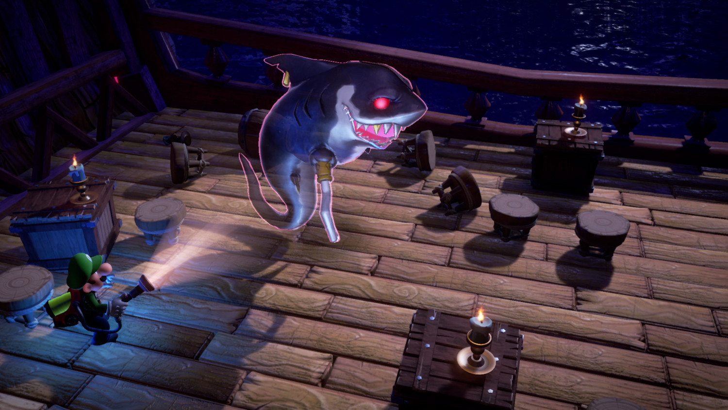 Luigi op een scheepsdek met een haai-geest, omringd door vaten en kaarsen, nachtscène.