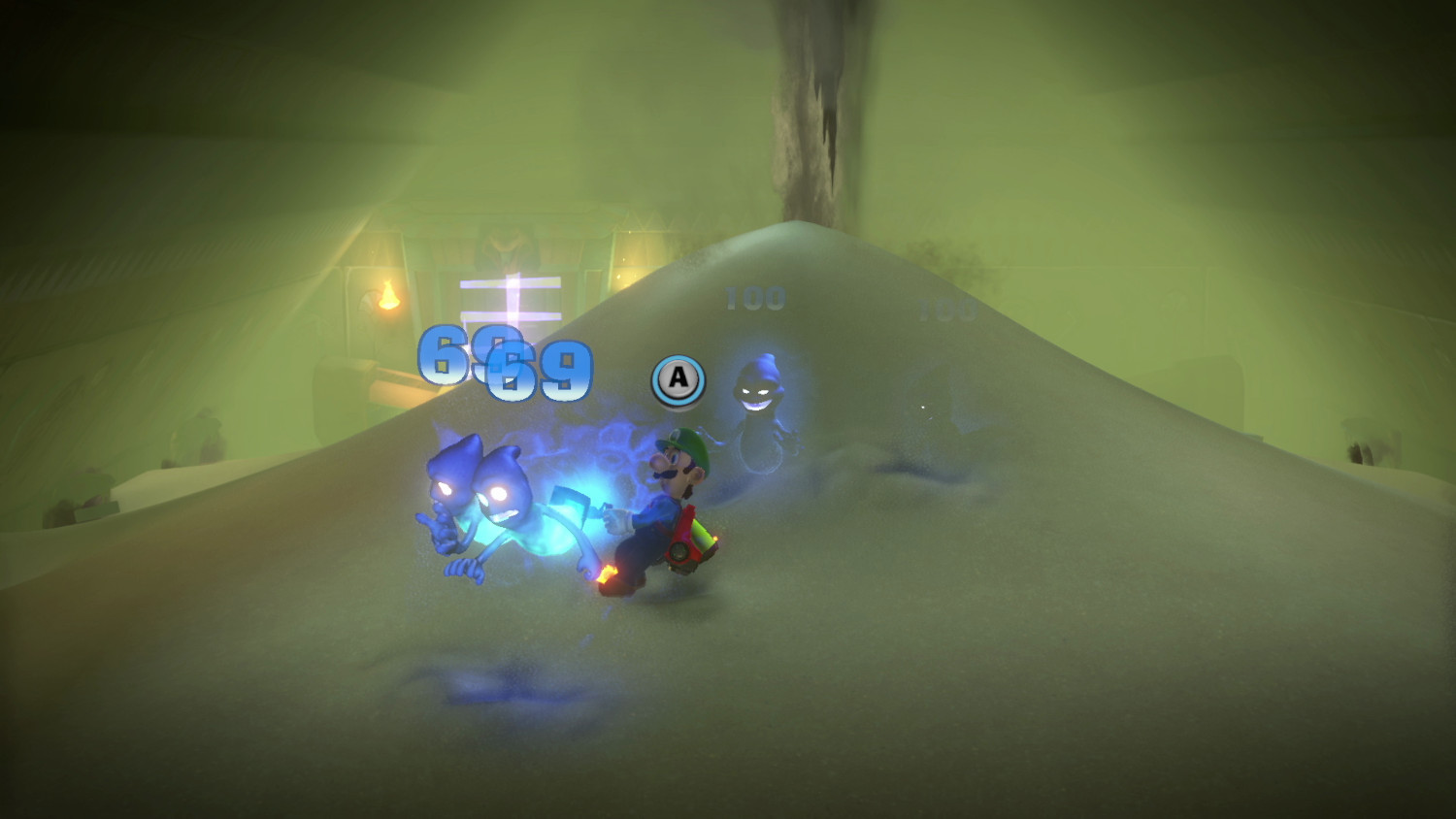 Luigi rent weg van geesten in een groene, rokerige omgeving in een videogame.