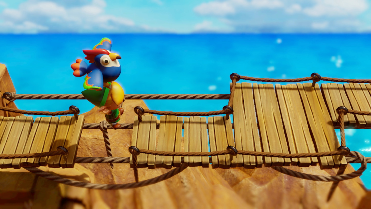 Een cartoon vogel karakter op een houten brug over blauw water. De vogel is kleurrijk.